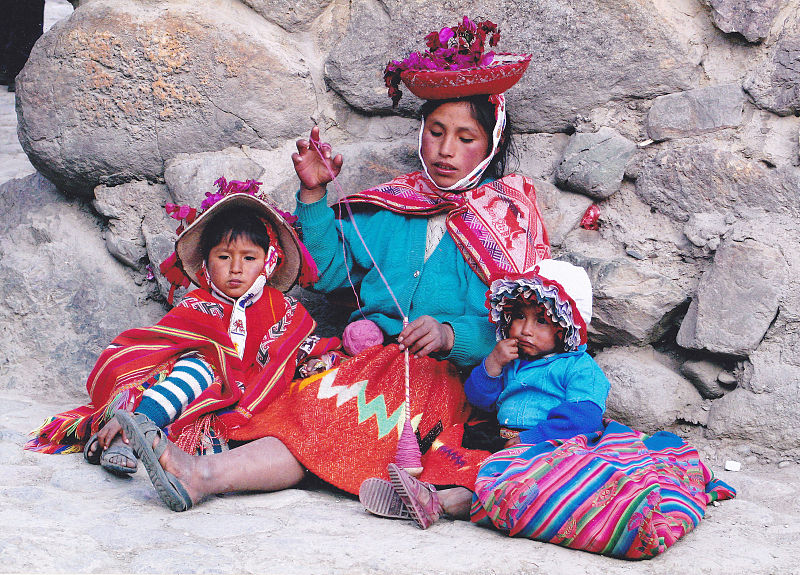 800px Quechua woman spinning and her children Peru